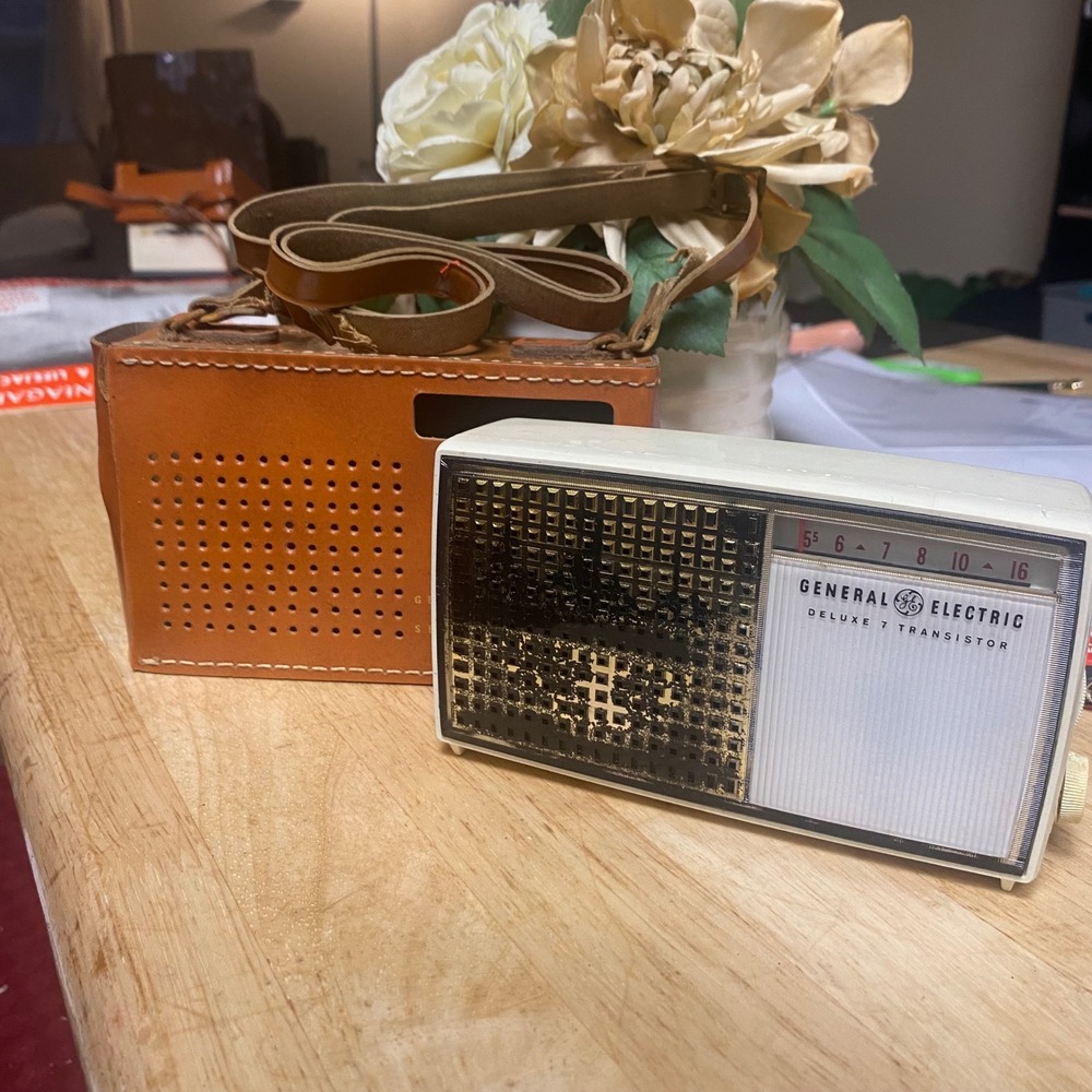 Vintage GE Deluxe 7 Transistor Radio Midcentury Leather Case